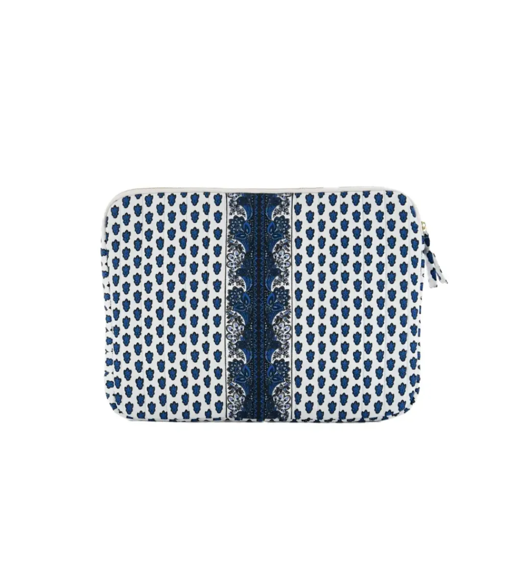 Souleiado Ligne De Voyage | Pochette AÏPADOU La Mouche bleu fond blanc