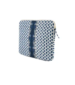 Souleiado Ligne De Voyage | Pochette AÏPADOU La Mouche bleu fond blanc