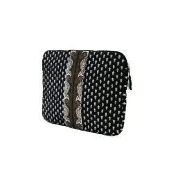 Souleiado Ligne De Voyage | Pochette AÏPADOU La Mouche blanc fond noir