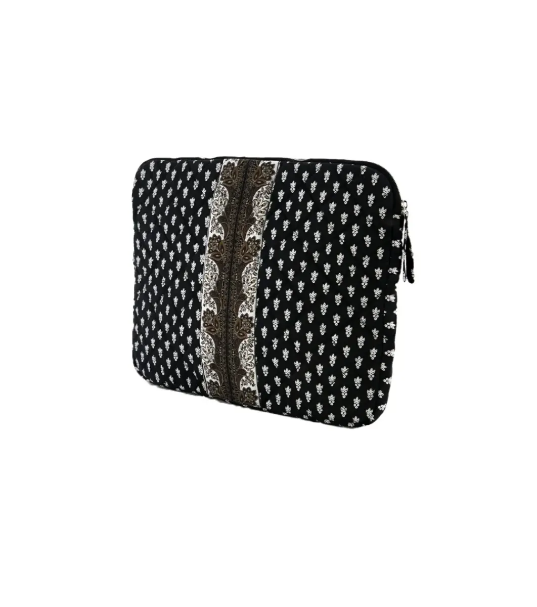 Souleiado Ligne De Voyage | Pochette AÏPADOU La Mouche blanc fond noir