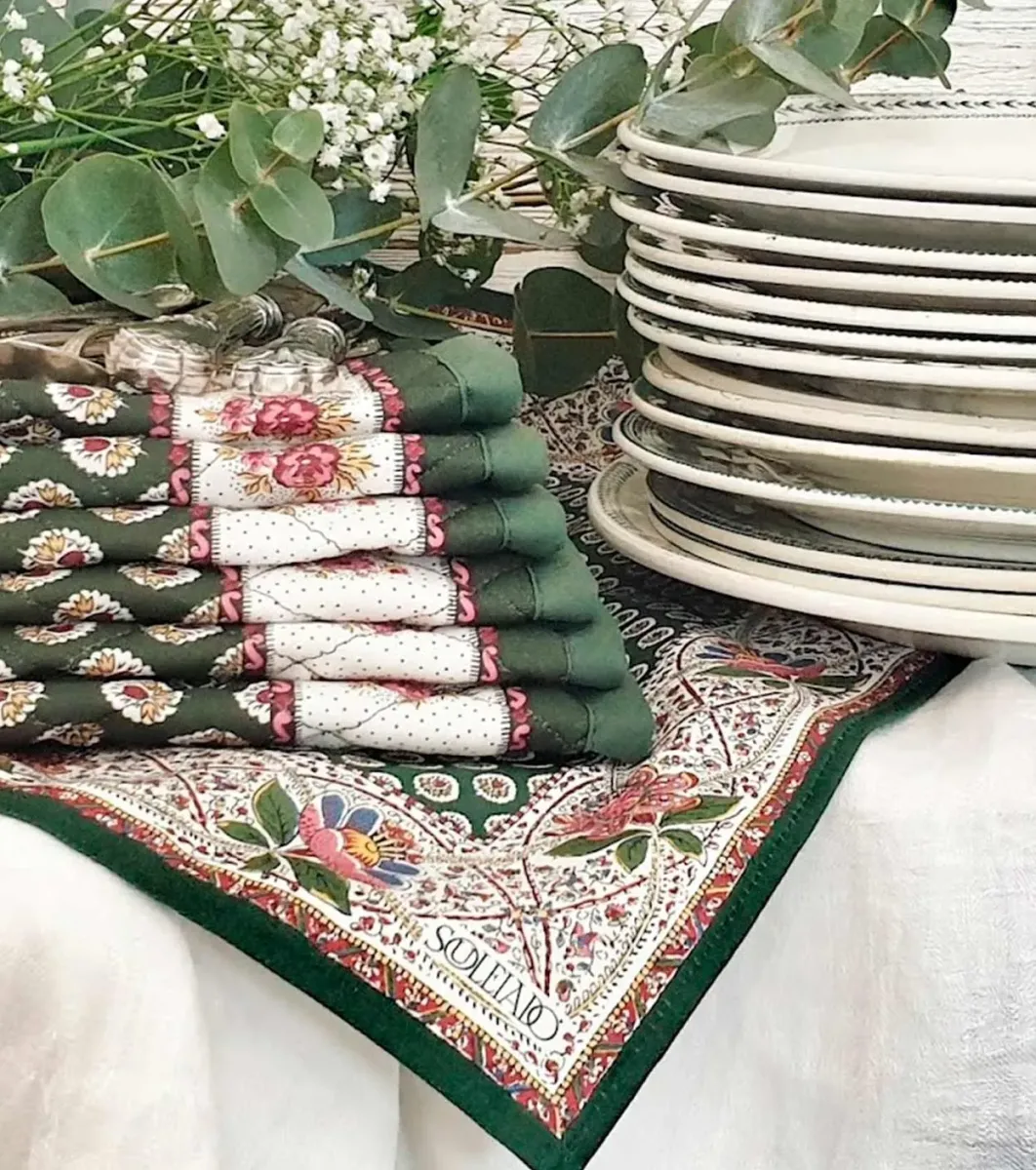 Souleiado Nos Tables Automnales | Set de table matelassé « La Fleur d'Arles » Vert cyprès