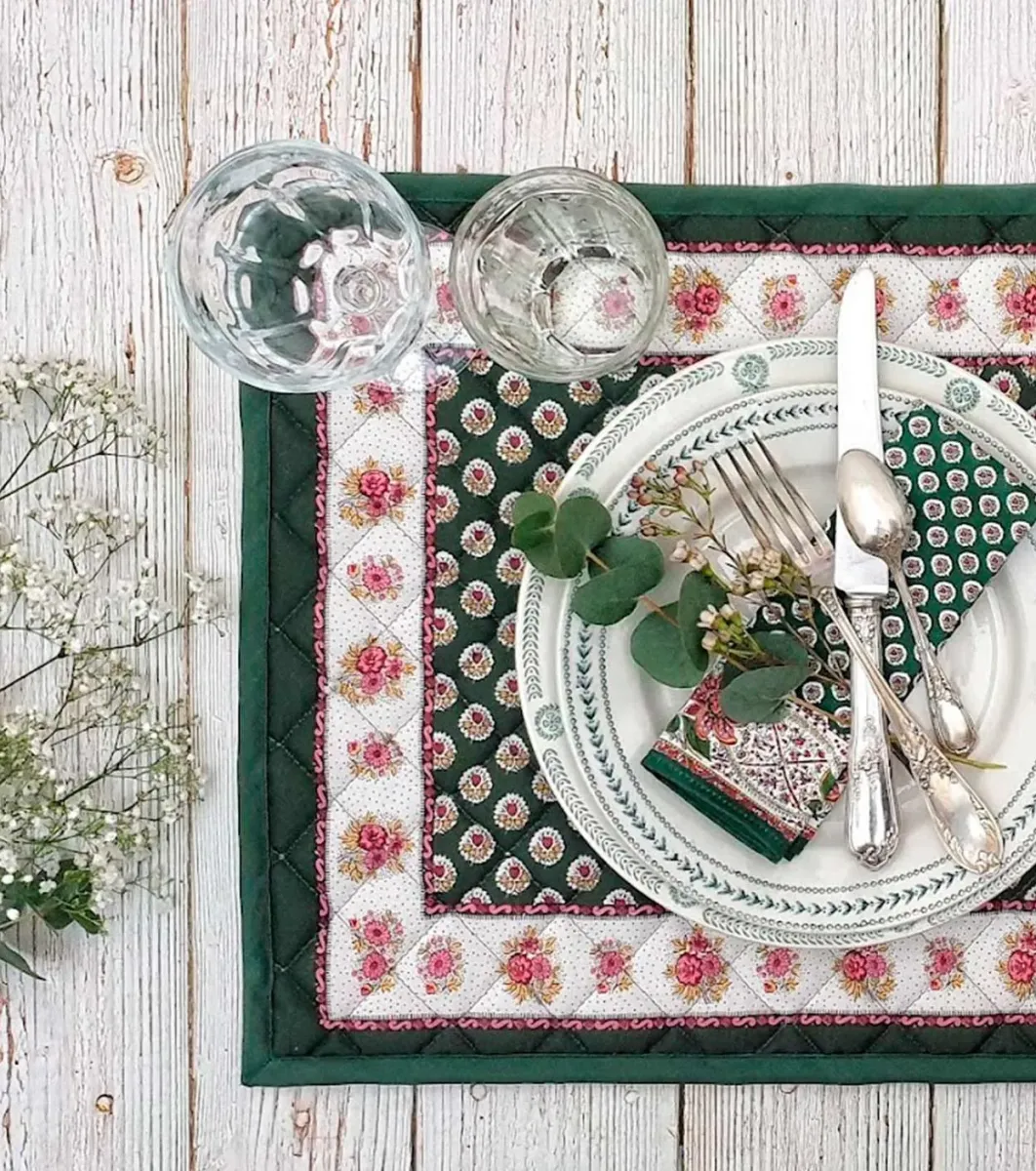Souleiado Nos Tables Automnales | Set de table matelassé « La Fleur d'Arles » Vert cyprès